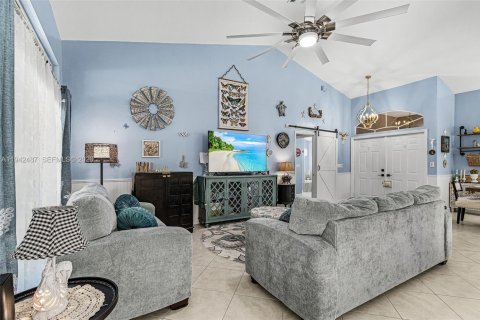 Villa ou maison à vendre à Cape Coral, Floride: 3 chambres, 154.87 m2 № 2003329 - photo 10