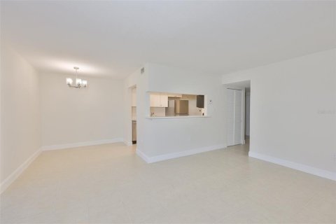 Condo in Saint Petersburg, Florida, 2 bedrooms № 2148469 - photo 21