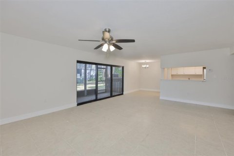 Condo in Saint Petersburg, Florida, 2 bedrooms № 2148469 - photo 19