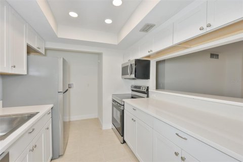 Condo in Saint Petersburg, Florida, 2 bedrooms № 2148469 - photo 24