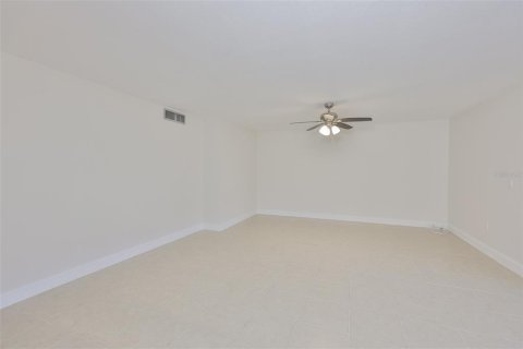 Condo in Saint Petersburg, Florida, 2 bedrooms № 2148469 - photo 18