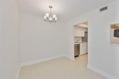 Condo in Saint Petersburg, Florida, 2 bedrooms № 2148469 - photo 22