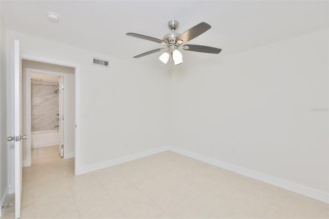 Condo in Saint Petersburg, Florida, 2 bedrooms № 2148469 - photo 8