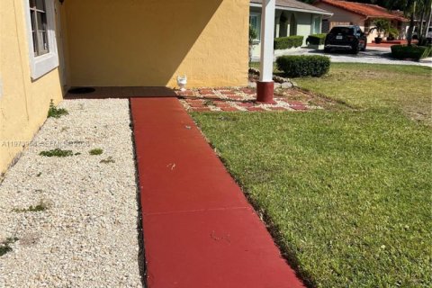 House in Miami, Florida 3 bedrooms, 126.07 sq.m. № 2038597 - photo 3