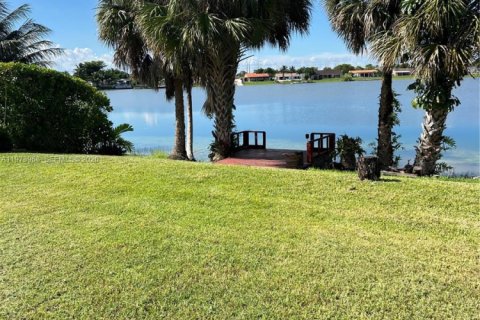 House in Miami, Florida 3 bedrooms, 126.07 sq.m. № 2038597 - photo 2