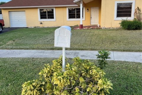 House in Miami, Florida 3 bedrooms, 126.07 sq.m. № 2038597