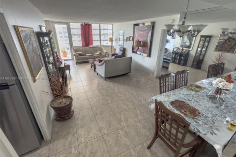 Condominio en venta en Sunny Isles Beach, Florida, 2 dormitorios, 100.98 m2 № 2012765 - foto 24