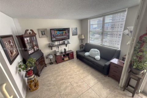 Condominio en venta en Sunny Isles Beach, Florida, 2 dormitorios, 100.98 m2 № 2012765 - foto 14
