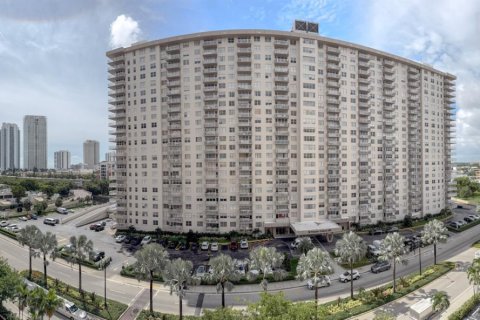 Condominio en venta en Sunny Isles Beach, Florida, 2 dormitorios, 100.98 m2 № 2012765 - foto 3