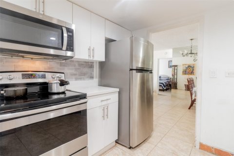 Condominio en venta en Sunny Isles Beach, Florida, 2 dormitorios, 100.98 m2 № 2012765 - foto 13