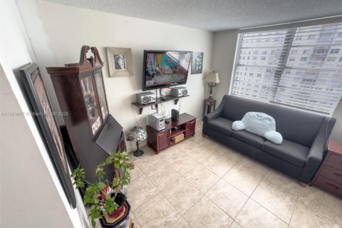 Condominio en venta en Sunny Isles Beach, Florida, 2 dormitorios, 100.98 m2 № 2012765 - foto 20