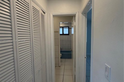 Villa ou maison à louer à North Miami Beach, Floride: 1 chambre, 81.75 m2 № 2080869 - photo 5