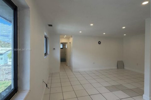 Villa ou maison à louer à North Miami Beach, Floride: 1 chambre, 81.75 m2 № 2080869 - photo 3