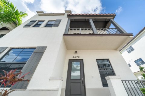 Townhouse in Doral, Florida 5 bedrooms, 250.46 sq.m. № 2012378 - photo 3