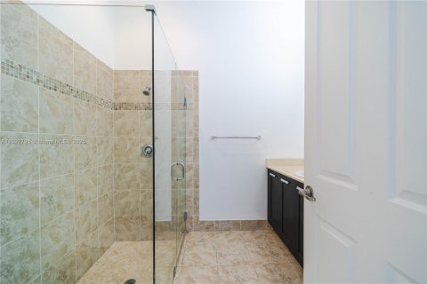 Townhouse in Doral, Florida 5 bedrooms, 250.46 sq.m. № 2012378 - photo 17