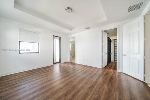 Townhouse in Doral, Florida 5 bedrooms, 250.46 sq.m. № 2012378 - photo 23
