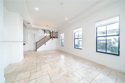 Townhouse in Doral, Florida 5 bedrooms, 250.46 sq.m. № 2012378 - photo 7