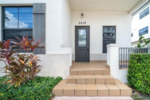 Townhouse in Doral, Florida 5 bedrooms, 250.46 sq.m. № 2012378 - photo 4