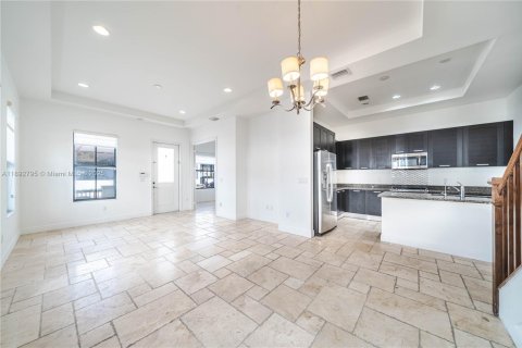 Townhouse in Doral, Florida 5 bedrooms, 250.46 sq.m. № 2012378 - photo 9