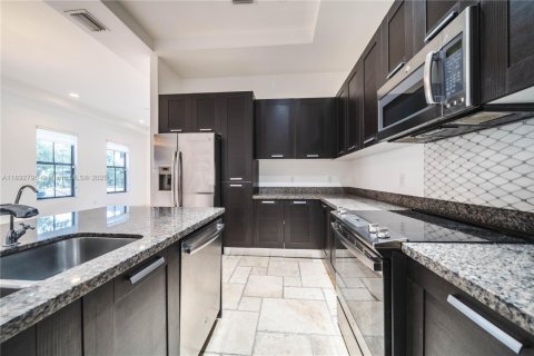 Townhouse in Doral, Florida 5 bedrooms, 250.46 sq.m. № 2012378 - photo 13