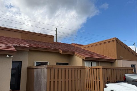 Adosado en venta en Miami, Florida, 2 dormitorios, 100.71 m2 № 1992182 - foto 1