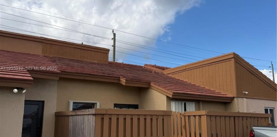 Adosado en Miami, Florida 2 dormitorios, 100.71 m2 № 1992182