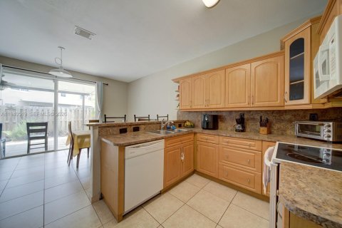 Townhouse in Homestead, Florida 4 bedrooms, 170.66 sq.m. № 1998227 - photo 4