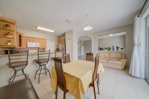 Townhouse in Homestead, Florida 4 bedrooms, 170.66 sq.m. № 1998227 - photo 8