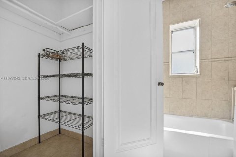 Copropriété à vendre à Miami Beach, Floride: 2 chambres, 104.98 m2 № 2079252 - photo 13