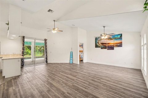 House in Lehigh Acres, Florida 3 bedrooms, 133.87 sq.m. № 2356124 - photo 6