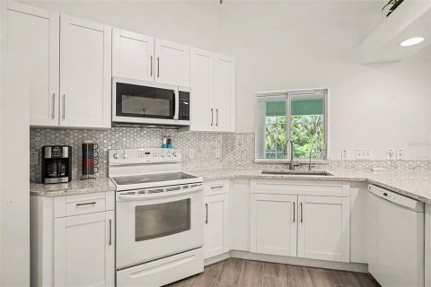 House in Lehigh Acres, Florida 3 bedrooms, 133.87 sq.m. № 2356124 - photo 9