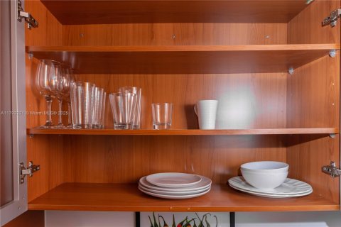 Condo in Miami, Florida, 1 bedroom  № 2037529 - photo 10