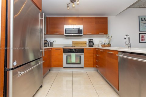 Condo in Miami, Florida, 1 bedroom  № 2037529 - photo 5