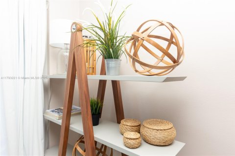 Condo in Miami, Florida, 1 bedroom  № 2037529 - photo 24