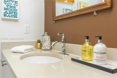 Condo in Miami, Florida, 1 bedroom  № 2037529 - photo 30