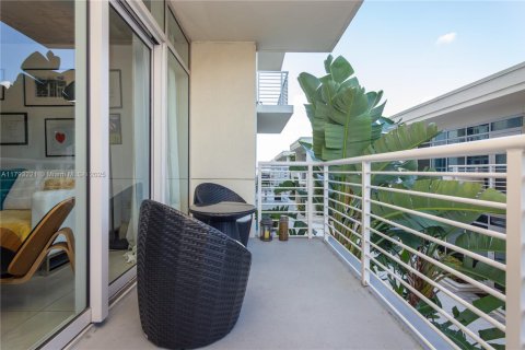 Condo in Miami, Florida, 1 bedroom  № 2037529 - photo 25