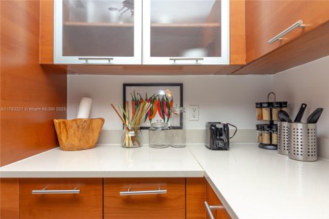 Condo in Miami, Florida, 1 bedroom  № 2037529 - photo 7