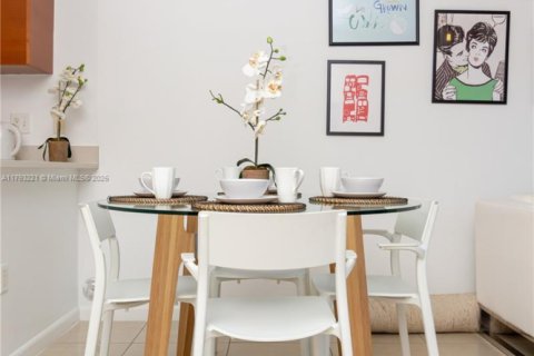 Condo in Miami, Florida, 1 bedroom  № 2037529 - photo 11
