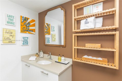 Condo in Miami, Florida, 1 bedroom  № 2037529 - photo 29