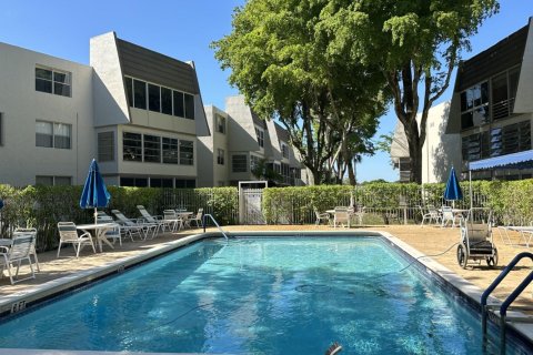 Condominio en alquiler en Tamarac, Florida, 2 dormitorios, 88.26 m2 № 1101999 - foto 1