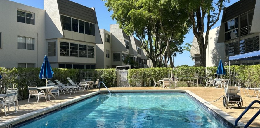 Condo in Tamarac, Florida, 2 bedrooms № 1101999