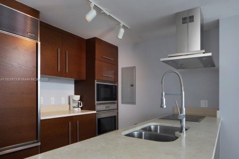 Condo in Miami, Florida, 2 bedrooms № 1962291 - photo 6