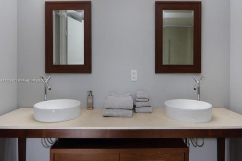 Condo in Miami, Florida, 2 bedrooms № 1962291 - photo 11