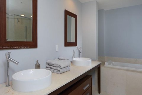 Condo in Miami, Florida, 2 bedrooms № 1962291 - photo 12