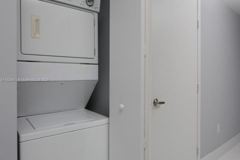 Condo in Miami, Florida, 2 bedrooms № 1962291 - photo 21