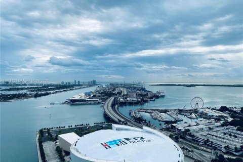 Condominio en alquiler en Miami, Florida, 2 dormitorios, 122.17 m2 № 1978662 - foto 1