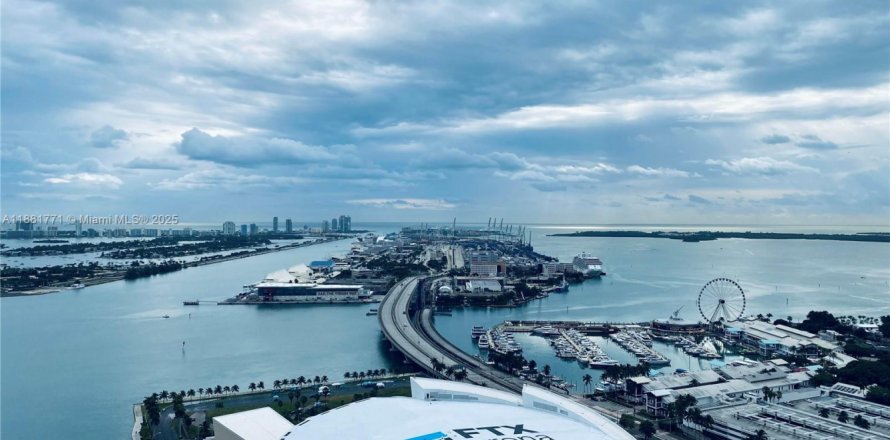 Condominio en Miami, Florida, 2 dormitorios  № 1978662