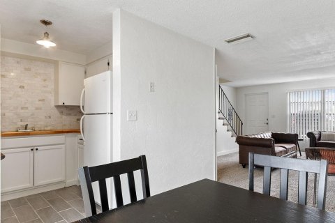 Townhouse in South Daytona, Florida 2 bedrooms, 89.19 sq.m. № 1773421 - photo 6