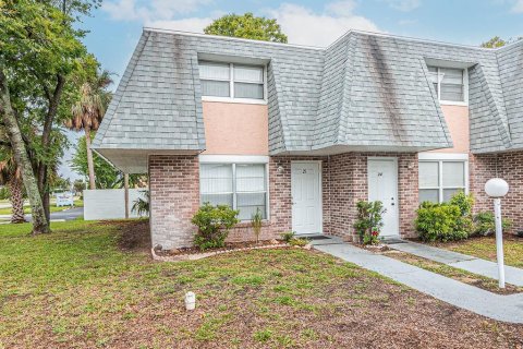 Townhouse in South Daytona, Florida 2 bedrooms, 89.19 sq.m. № 1773421 - photo 1