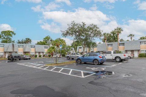Townhouse in South Daytona, Florida 2 bedrooms, 89.19 sq.m. № 1773421 - photo 14